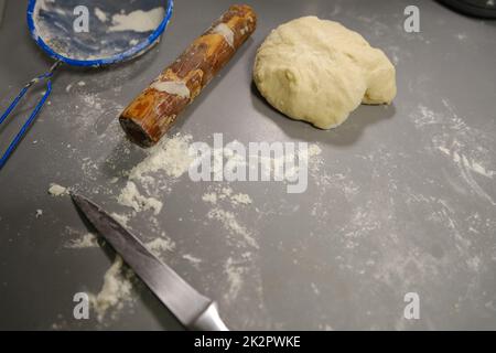 pasta per pizza con spilla e coltello Foto Stock