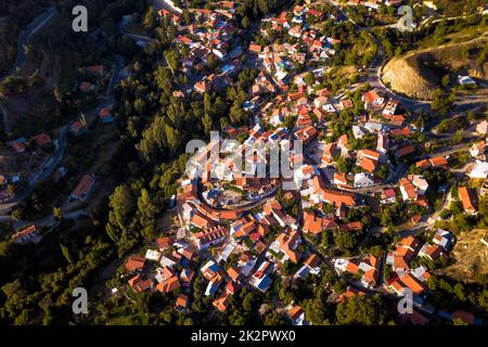 Vista dall'alto del villaggio di Foini e dei dintorni Foto Stock