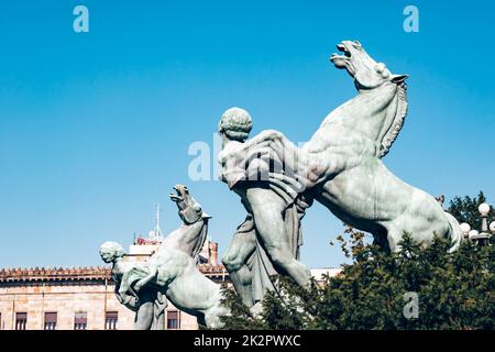 Statue di fronte all'Assemblea Nazionale di Belgrado, Serbia. Foto Stock