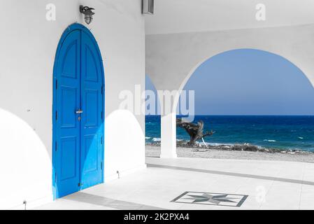 Ingresso e galleria di archi della chiesa di Agia Thekla. Ayia Napa, Cipro Foto Stock