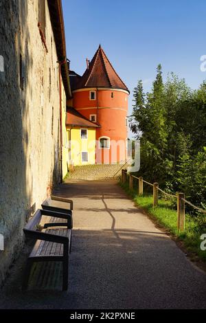 Il colorato Biertor famoso a Cham, Baviera. Vista laterale con un banco davanti. Germania. Foto Stock