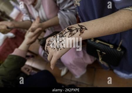 Tatuaggio all'henné sulla mano Foto Stock