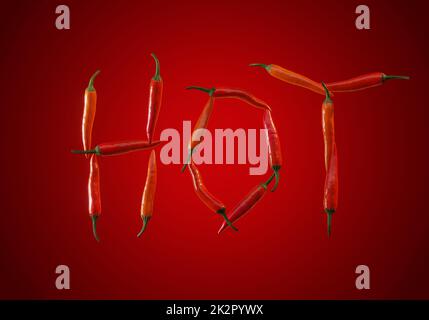 La parola caldo scritto con peperoncini rossi sullo sfondo sfumato rosso Foto Stock