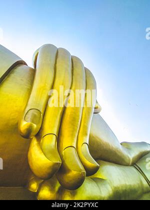 Primo piano la mano grande della statua dorata del Buddha a. Il Wat Muang Angthong Thailandia Foto Stock