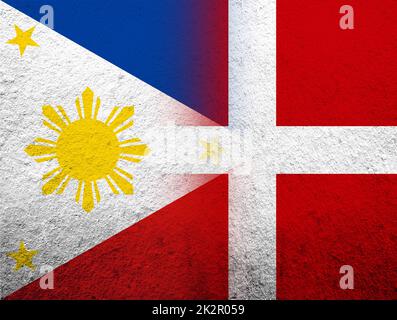Il Regno di Danimarca bandiera nazionale con la Repubblica delle Filippine bandiera nazionale. Grunge sfondo Foto Stock