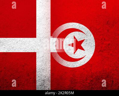 Il Regno di Danimarca bandiera nazionale con la Repubblica di Tunisia bandiera nazionale. Grunge sfondo Foto Stock