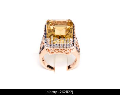 Citrine con anello blu zaffiro su sfondo bianco. Collezione di accessori per gemme naturali. Foto studio Foto Stock