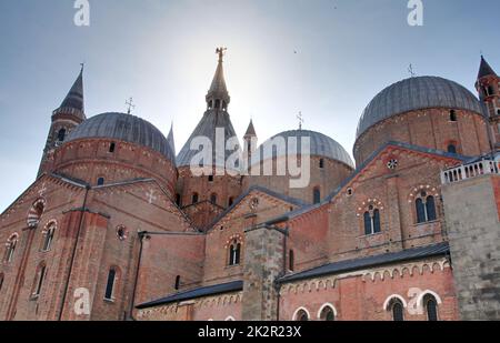 Tetti e cupole della Basilica di San Anthony a Padova in Italia in controluce Foto Stock