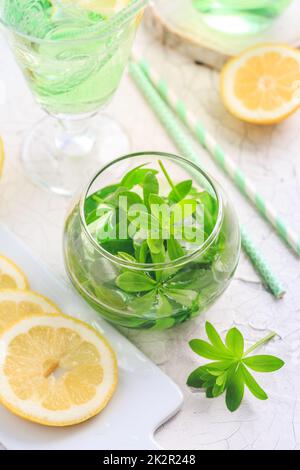 Limonata di legnose fatta in casa con limone (odoratum di Galium) Foto Stock