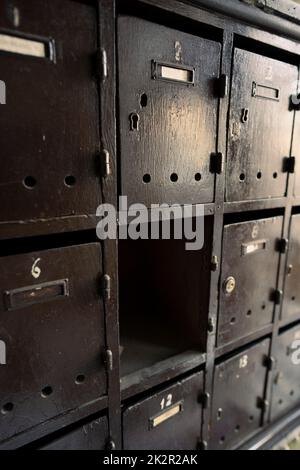 Cassette postali in legno nel vecchio edificio di appartamenti Foto Stock