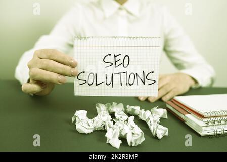 Segno di scrittura a mano Seo Solutions. Vetrina di affari Search Engine pagina dei risultati aumenti gli ospiti dai posti Foto Stock