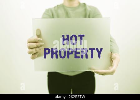 Segno di testo che mostra Hot Property. Parola scritta su qualcosa che è ricercato o è fortemente richiesto Foto Stock
