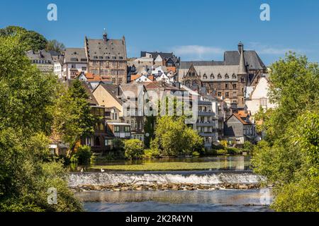 Marburg, Assia, Germania, vista sul fiume Lahn e sulla città vecchia con il municipio e la chiesa universitaria Foto Stock