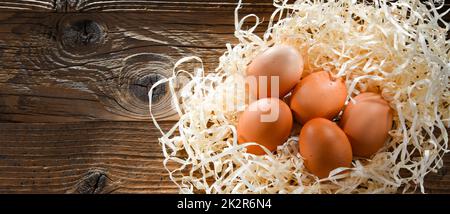 Composizione con cinque uova di pollo su legno Foto Stock