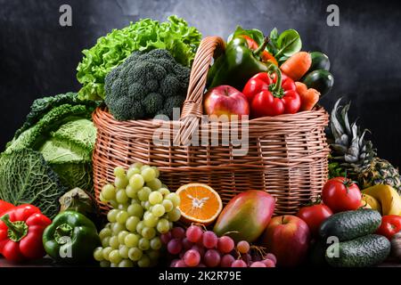 Composizione con verdure e frutta biologiche assortite Foto Stock