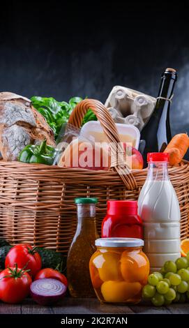 Cestino di vimini con prodotti alimentari assortiti Foto Stock