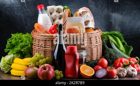 Cestino di vimini con prodotti alimentari assortiti Foto Stock