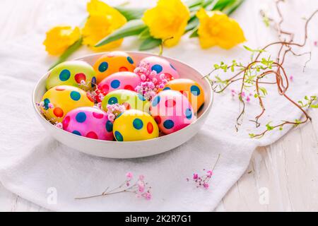Uova di Pasqua e tulipani su sfondo grigio Foto Stock