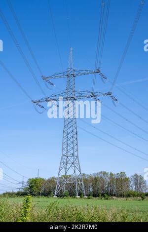 Un pilone elettrico con linee elettriche visto in Germania Foto Stock