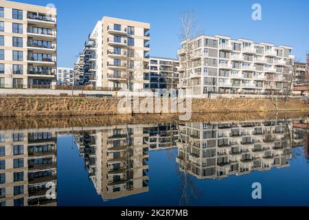 Moderni edifici di appartamenti sul lungomare di Berlino, Germania Foto Stock