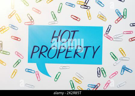 Segno di testo che mostra Hot Property. Foto concettuale qualcosa che è ricercato o è fortemente richiesto Foto Stock