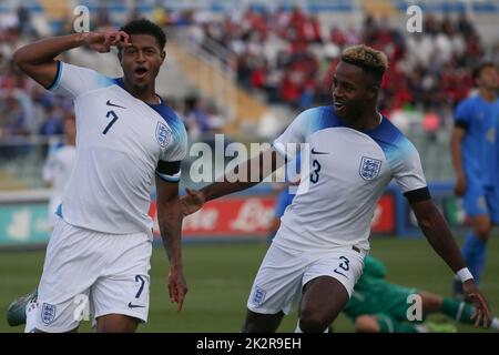 Pescara, Italia, 21st settembre 2022. Rhian Brewster d'Inghilterra festeggia con il compagno di squadra Ryan Sessegnon dopo aver segnato il suo secondo gol per dare al fianco un vantaggio di 2-0 durante la partita amichevole internazionale allo Stadio Adriatico di Pescara. Il credito per le immagini dovrebbe essere: Jonathan Moskrop / Sportimage Credit: Sportimage/Alamy Live News Foto Stock