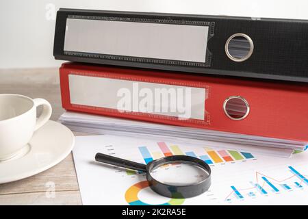 Binder data finance report business con analisi grafica in ufficio. Foto Stock