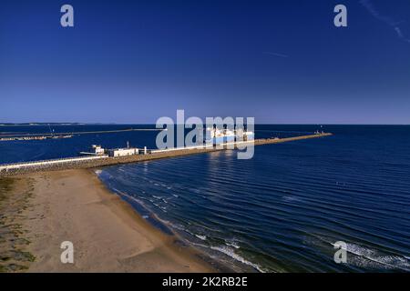 Nave da trasporto GNL Maran gas Apollonia mentre scarica al terminale per gas liquefatto, collegamenti, apparecchiature e riduttori di pressione al Mar baltico. (Europa occidentale) Foto Stock