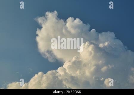 Nuvole nel cielo prima della tempesta Foto Stock