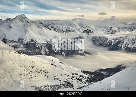 Paesaggio invernale di montagna sopra le nuvole Foto Stock