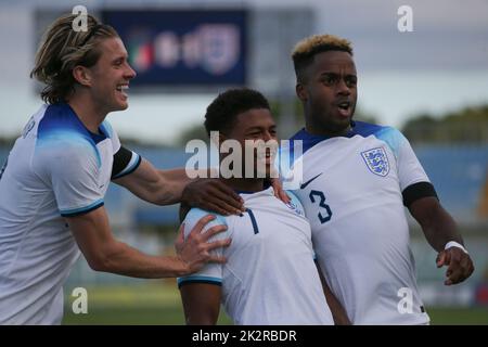 Pescara, Italia, 21st settembre 2022. Rhian Brewster d'Inghilterra festeggia con i compagni di squadra Ryan Sessegnon e Conor Gallagher dopo aver segnato il suo secondo gol per dare al lato un vantaggio di 2-0 durante la partita internazionale amichevole allo Stadio Adriatico di Pescara. Il credito per le immagini dovrebbe essere: Jonathan Moskrop / Sportimage Credit: Sportimage/Alamy Live News Foto Stock