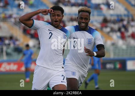 Pescara, Italia, 21st settembre 2022. Rhian Brewster d'Inghilterra festeggia con il compagno di squadra Ryan Sessegnon dopo aver segnato il suo secondo gol per dare al fianco un vantaggio di 2-0 durante la partita amichevole internazionale allo Stadio Adriatico di Pescara. Il credito per le immagini dovrebbe essere: Jonathan Moskrop / Sportimage Credit: Sportimage/Alamy Live News Foto Stock