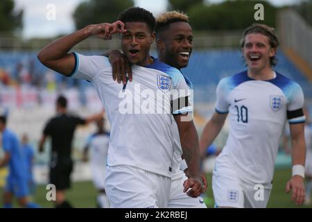 Pescara, Italia, 21st settembre 2022. Rhian Brewster d'Inghilterra festeggia con i compagni di squadra Ryan Sessegnon e Conor Gallagher dopo aver segnato il suo secondo gol per dare al lato un vantaggio di 2-0 durante la partita internazionale amichevole allo Stadio Adriatico di Pescara. Il credito per le immagini dovrebbe essere: Jonathan Moskrop / Sportimage Credit: Sportimage/Alamy Live News Foto Stock