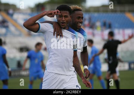 Pescara, Italia, 21st settembre 2022. Rhian Brewster d'Inghilterra festeggia con il compagno di squadra Ryan Sessegnon dopo aver segnato il suo secondo gol per dare al fianco un vantaggio di 2-0 durante la partita amichevole internazionale allo Stadio Adriatico di Pescara. Il credito per le immagini dovrebbe essere: Jonathan Moskrop / Sportimage Credit: Sportimage/Alamy Live News Foto Stock