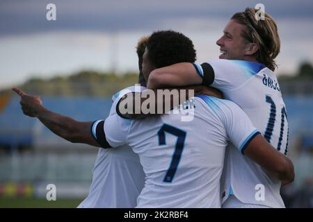 Pescara, Italia, 21st settembre 2022. Rhian Brewster d'Inghilterra festeggia con i compagni di squadra Ryan Sessegnon e Conor Gallagher dopo aver segnato il suo secondo gol per dare al lato un vantaggio di 2-0 durante la partita internazionale amichevole allo Stadio Adriatico di Pescara. Il credito per le immagini dovrebbe essere: Jonathan Moskrop / Sportimage Credit: Sportimage/Alamy Live News Foto Stock