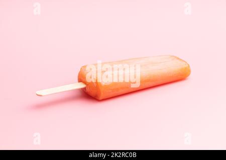 Ghiaccio fruttato lolly. Papsiclo dolce sul tavolo rosa. Foto Stock