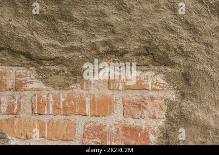 muro con mattoni rossi su un muro da una casa Foto Stock