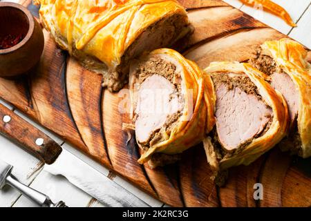 Wellington maiale, filetto di maiale al forno con funghi in pasta sfoglia. Foto Stock