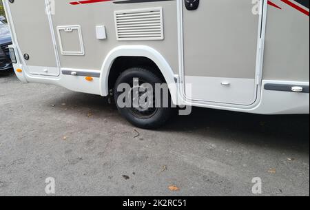 Camper o camper che cambiano le gomme in officina Foto Stock