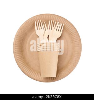 Coppe di carta marroni, forchetta di legno e piatti su sfondo bianco. Rifiuti riciclabili, rifiuto di plastica, vista dall'alto Foto Stock