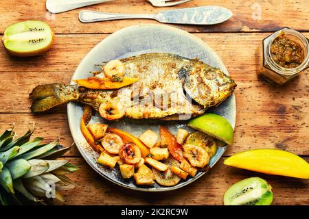 Pesce al forno con ananas, mango e kiwi. Foto Stock