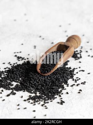 Paletta di legno di spezie indiane semi di cumino nero (nigella sativa o kalonji) primo piano Foto Stock