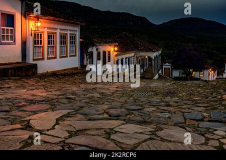 Le strade e le case della città storica di Tiradentes illuminate al crepuscolo Foto Stock