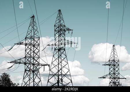 Torri di trasmissione ad alta tensione su sfondo cielo Foto Stock