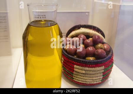 Torino, Italia. 23rd settembre 2022. Olive e olio di oliva a 2022 Terra Madre Salone del gusto. Credit: Marco Destefanis/Alamy Live News Foto Stock