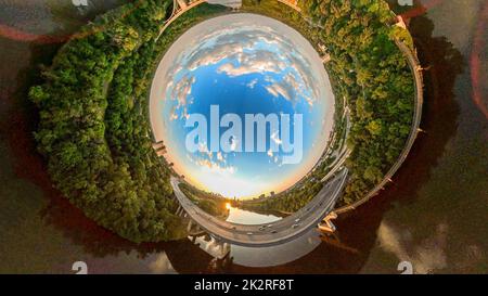 Un bel cielo nuvoloso in una giornata di sole, arrotondato per sembrare un globo con una strada sopra un fiume - 360 gradi vista aerea Foto Stock