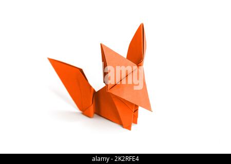 Origami di volpe di carta arancione isolato su sfondo bianco Foto Stock