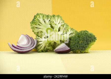 Broccoli freschi e fette di cipolla Foto Stock