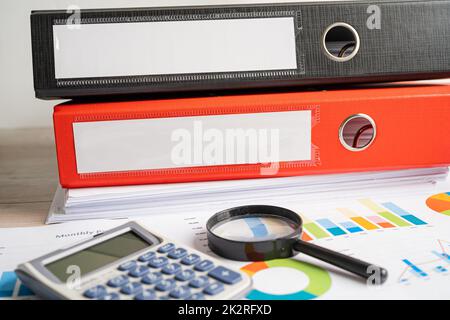 Binder data finance report business con analisi grafica in ufficio. Foto Stock