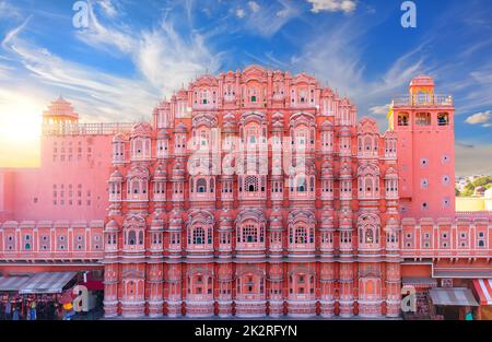 Rosa palazzo Hawa Mahal, Jaipur, India, splendida vista al tramonto Foto Stock
